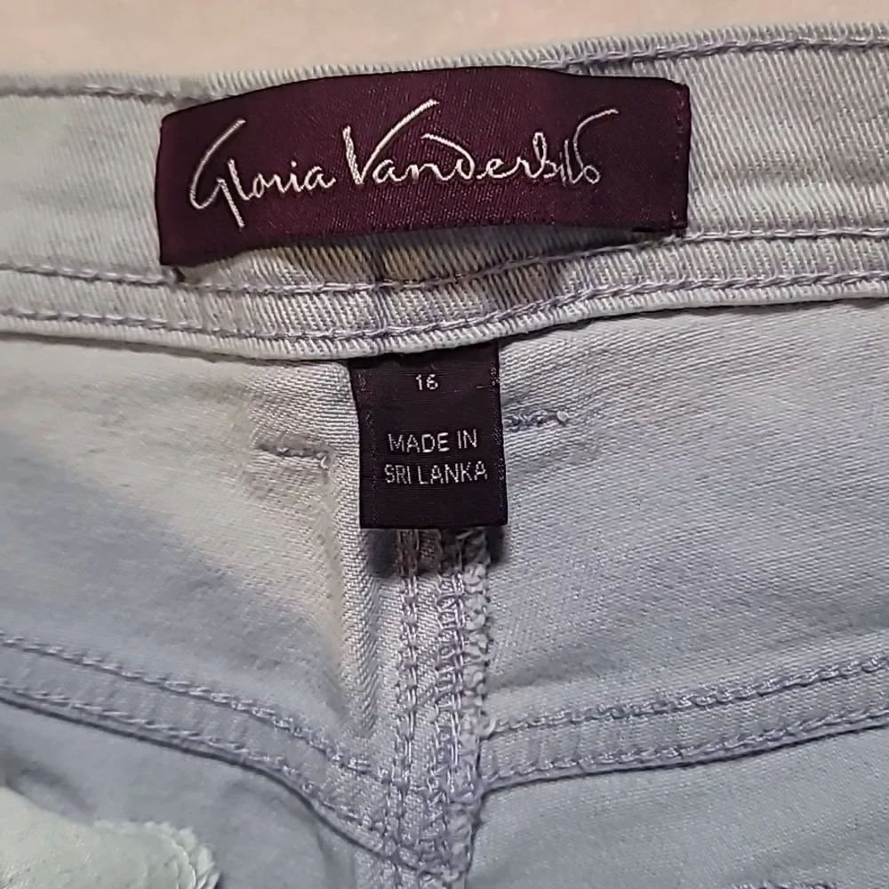 0810. 💜Nearly NEW ~ Lavendar 💜 ~ Gloria Vanderbilt Jeans ~ 16